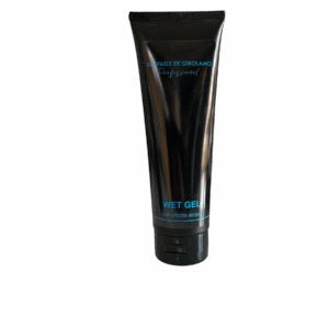 Gel brillante ad effetto bagnato tenace e duraturo. Scolpisce a lungo i capelli fissandoli, dando forma ad ogni tipo di acconciatura. Non unge,non sfarina, dona volume e vigore alla capigliatura.
